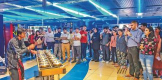 Commuters enjoy live music at Dubai Metro stations Commuters enjoy live music at Dubai Metro stations